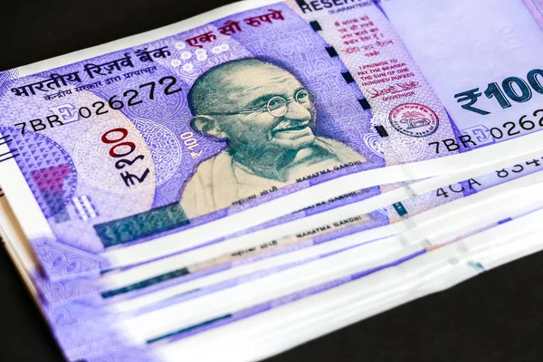 Yeni Hint 100 rupi banknotlar görünümünü kapat.