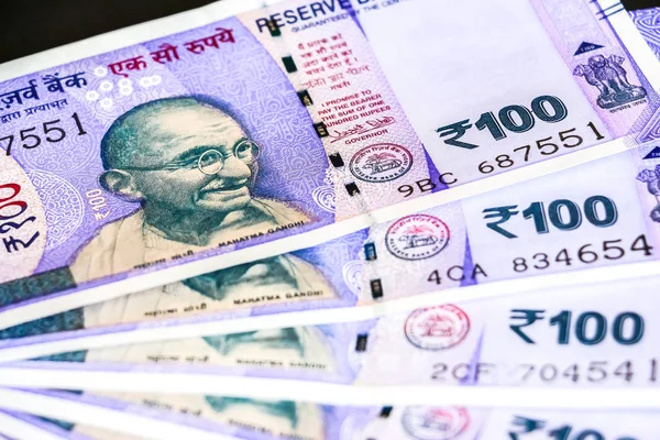Vista Cerca Los Nuevos Billetes Indios Cien Rupias — Foto de Stock