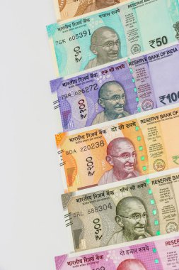 Yeni Hint 10, 50, 100, 200, 500 ve 2000 rupi banknotlar görünümünü kapatın. Renkli para arka plan.