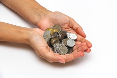 Hint rupi paralar ile kadının el bakış beyaz arka plan üzerinde kapatın.