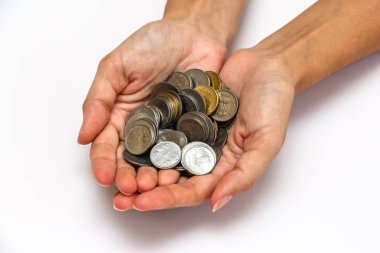 Hint rupi paralar ile kadının el bakış beyaz arka plan üzerinde kapatın.