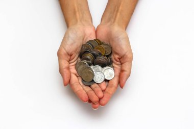 Hint rupi paralar ile kadının el bakış beyaz arka plan üzerinde kapatın.