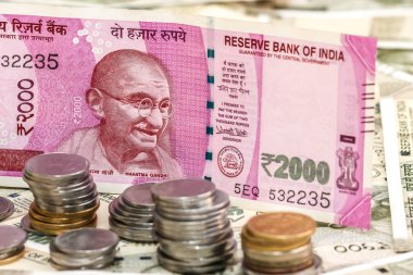Yeni Hint 2000 rupi banknot ve madeni paraların görünümünü kapatın. 500 Rupisi banknotların arka planda.
