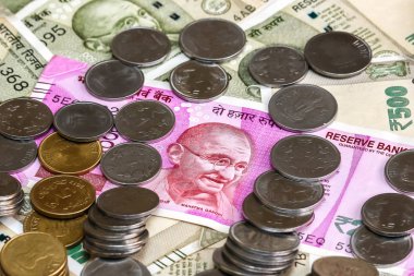 Yeni Hint 2000 rupi banknot ve madeni paraların görünümünü kapatın. 500 Rupisi banknotların arka planda.