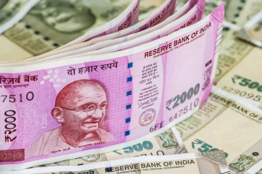 Yeni Hint 2000 rupi banknotlar görünümünü kapatın. 500 Rupisi banknotların arka planda.