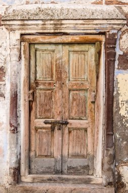 Jodhpur, Hindistan. Eski ahşap kapı görünümünü kapat.