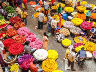 Bangalore, Hindistan - Ocak 2018. Çiçekçiler ve müşterileri Bangalore 'daki renkli KR Pazarı' nda.