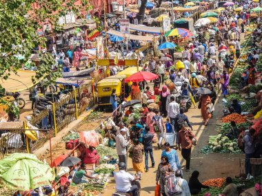 Bangalore, Hindistan - Ocak, 2018 yaklaşık. Bangalore sokak sebze pazarı.