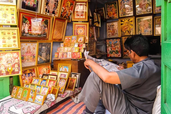 インド ジョードプル 2018 彼の小さな通りの店でヒンドゥー教の神々 の写真を販売 — ストック写真