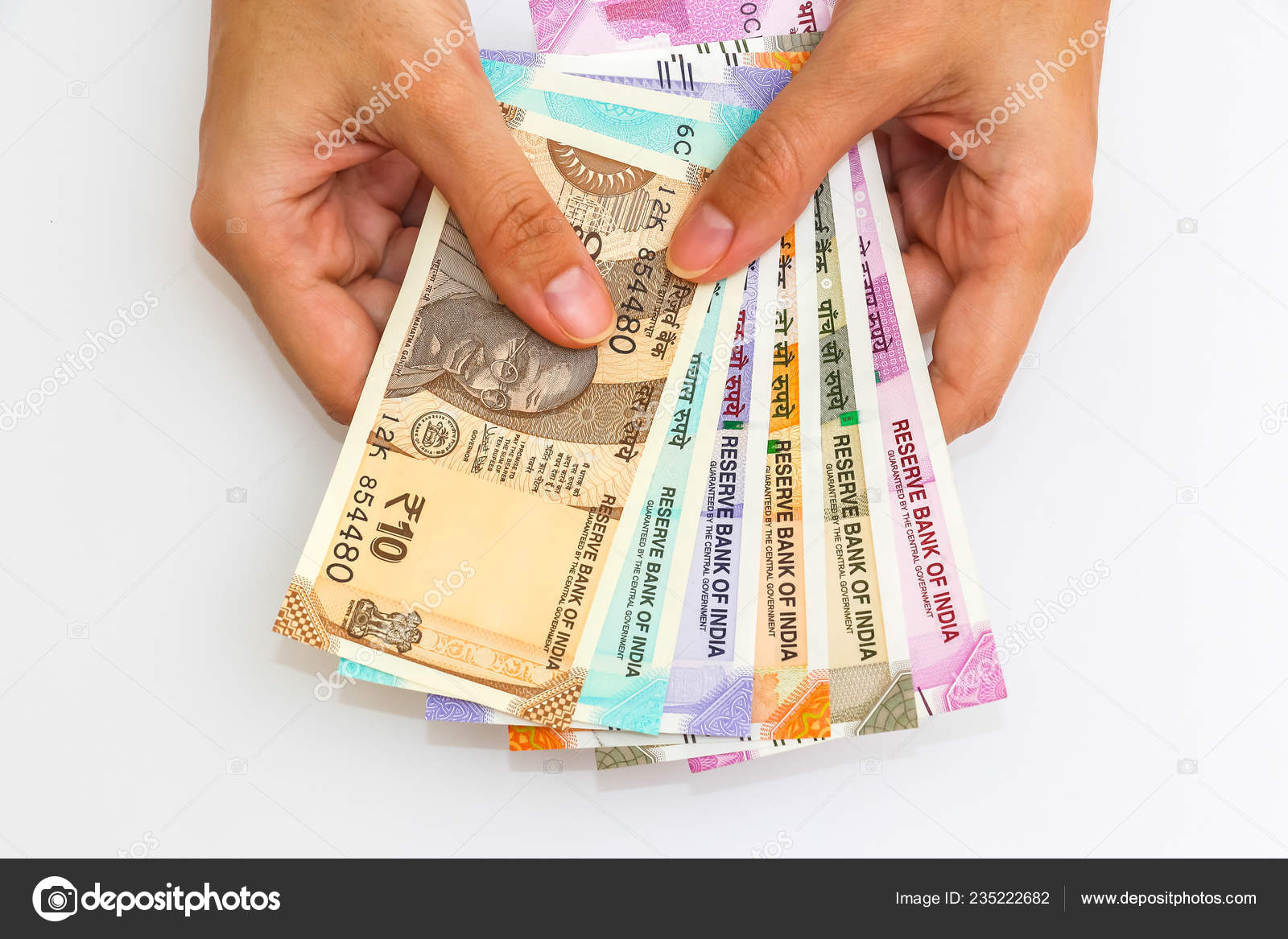 女性手拿着全新的100 200 500 和2000印度卢比钞票——图库图片© Denis_Vostrikov #235222682
