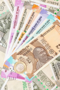 Yeni Hint 10, 50, 100, 200, 500 ve 2000 rupi banknot ve madeni para görünümünü kapat.