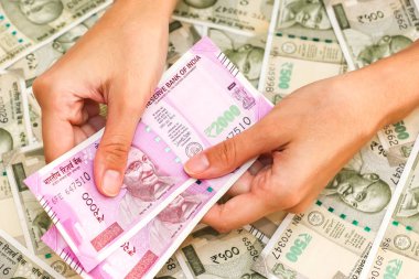 Yeni 2000 Hint rupi banknotlar 500 rupi banknotların arka plan üzerinde tutan eller.