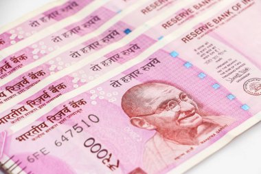 Yeni Hint 2000 rupi banknotlar görünümünü kapat.