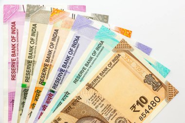 Yeni Hint 10, 50, 100, 200, 500 ve 2000 rupi banknotlar görünümünü kapatın. Renkli para arka plan.