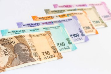 Yeni Hint 10, 50, 100, 200, 500 ve 2000 rupi banknotlar görünümünü kapatın. Renkli para arka plan.