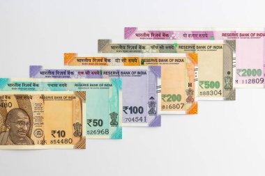 Yeni Hint 10, 50, 100, 200, 500 ve 2000 rupi banknotlar görünümünü kapatın. Renkli para arka plan.