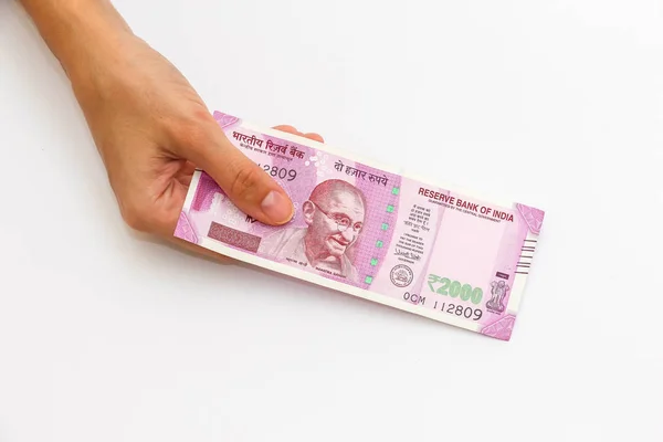 女性は ブランドの新しい 2000 インド ルピー紙幣を保持手します — ストック写真