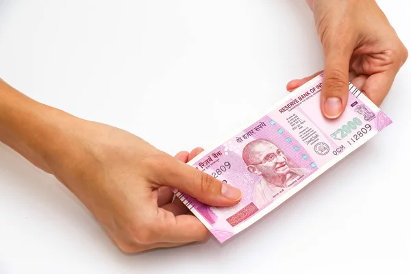 Manos Femeninas Sosteniendo Nuevos Billetes 2000 Rupias Indias — Foto de Stock