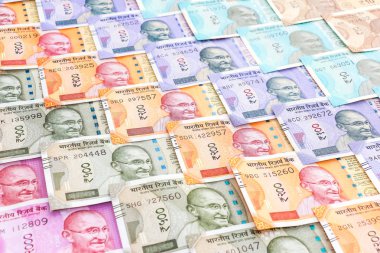Yepyeni 10, 50, 100, 200, 500 ve 2000 rupilik banknotlara yakından bakın. Renkli nakit para kalıbı geçmişi.