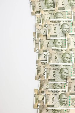 Yeni Hint 500 rupi banknotlar görünümünü kapatın. Para arka plan.