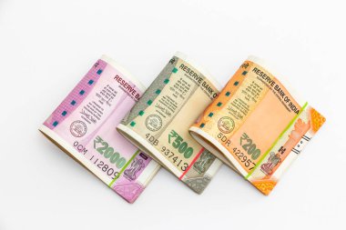 Yeni Hint 200, 500 ve 2000 rupi banknotlar bakış beyaz arka plan üzerinde kapatın.