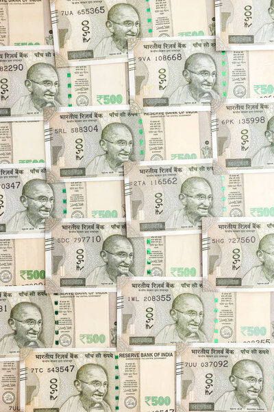 Закройте вид на новенькие индийские банкноты в 500 рупий. Деньги фон
.
