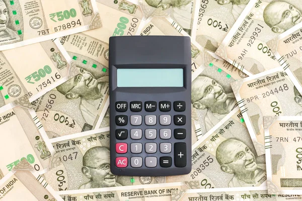 Vista Perto Calculadora Sobre Fundo Das Novas Notas 500 Rúpias — Fotografia de Stock