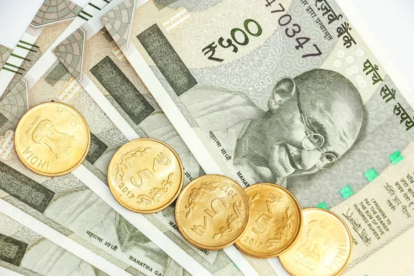 Beyaz arka plan üzerinde yeni Hint 500 rupi banknot ve madeni paraların görünümünü kapat.