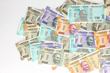 Yeni Hint 10, 50, 100, 200, 500 ve 2000 rupi banknotlar görünümünü kapatın. Renkli para arka plan.