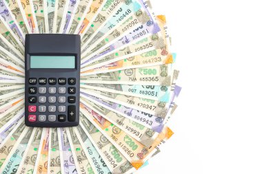 Hesap makinesinin görüntüsünü 10, 50, 100, 200, 500 ve 2000 rupilik banknotlar üzerine kapatın. Renkli para kalıbı.
