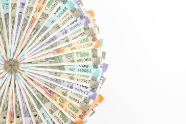 Yeni Hint 50, 100, 200, 500 rupi banknotlar görünümünü kapatın. Renkli para süs arka plan.