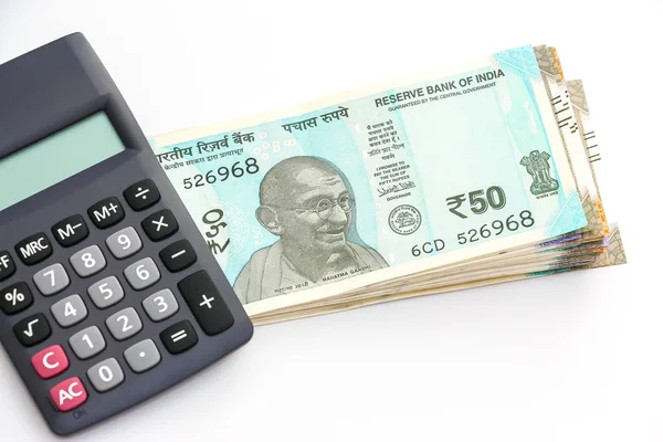 ブランドの新しいインド 100 200 500 ルピー Banknoteson 白背景に電卓の表示を閉じる — ストック写真