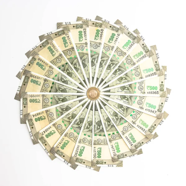 Yeni Hint 500 rupi banknot ve madeni para görünümünü kapat.