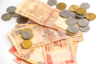 Beyaz arka plan üzerinde Hint banknot ve madeni paraların görünümünü kapat.