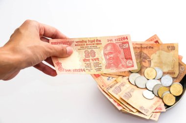 Hint banknot ve madeni paralar ile bağış plaka bakış beyaz arka plan üzerinde kapatın.