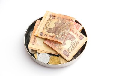 Hint banknot ve madeni paralar ile bağış plaka bakış beyaz arka plan üzerinde kapatın.