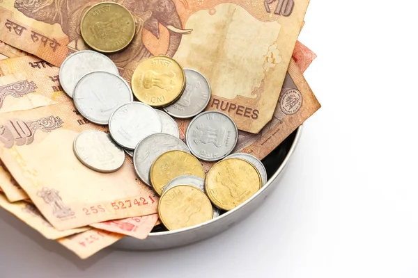 Hint banknot ve madeni paralar ile bağış plaka bakış beyaz arka plan üzerinde kapatın.