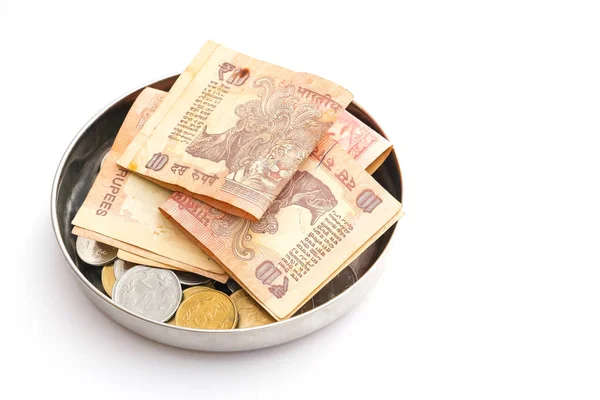 インドの紙幣と硬貨を寄付板の白い背景の上のビューをクローズ アップ — ストック写真