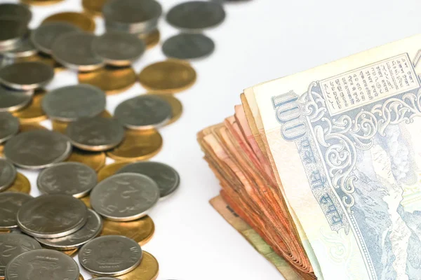 Vista Cerca Los Billetes Monedas India Sobre Fondo Blanco — Foto de Stock