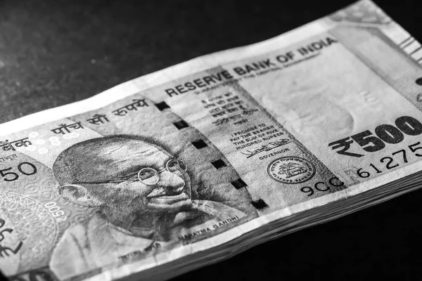 Yeni Hint 500 rupi banknotlar görünümünü kapat.