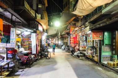 Jodhpur, Hindistan - Mart, 2018 yaklaşık. Jodhpur sokaklarında geç akşam.