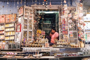 Jodhpur, Hindistan - Mart, 2018 yaklaşık. Jodhpur Caddesi üzerinde günlük ihtiyaçlarını Dükkanı.