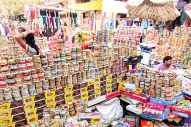 Jodhpur, Hindistan - Mart, 2018 yaklaşık. Bilezik Hint pazarında, Jodhpur, Hindistan
