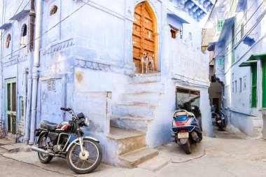 Jodhpur, Hindistan - Mart, 2018 yaklaşık. Jodhpur dar sokaklarında.