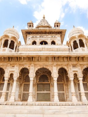 Jodhpur, Hindistan - Mart 2018. Jodhpur 'daki Jaswant Thada mozolesinin güzel manzarası.