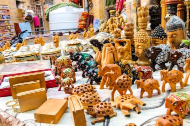Jaisalmer, Hindistan - Mart, 2018 yaklaşık. Güzel el yapımı Hatıra Eşyası sokak Dükkanı.