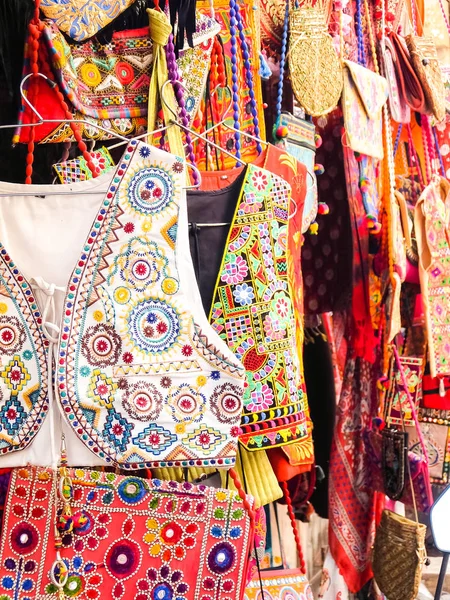 Jaisalmer, Hindistan - Mart, 2018 yaklaşık. Semt pazarı, el yapımı elbise görünümünü kapat.