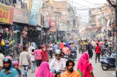 Jodhpur, Hindistan - Mart, 2018 yaklaşık. Jodhpur kalabalık Pazar sokak.