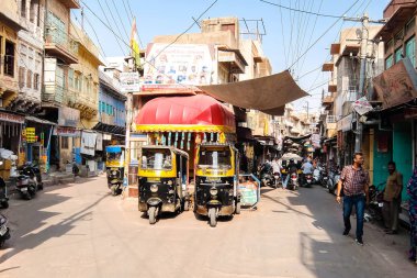Jodhpur, Hindistan - Mart, 2018 yaklaşık. Çekçek taksi Jodhpur sokaklarında.