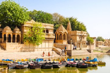 Jaisalmer, Hindistan - Mart, 2018 yaklaşık. Güneşli bir gün Tilon Ki Pol Gadisar Lake görünümünde.